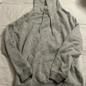 En oversized hoodie från Nelly. Använd endast 3-4 gånger. Köpte för 399kr och säljer för 250kr. (Snabb affär=Billigare) Tryck inte direkt på köp utan skriv till mig innan!