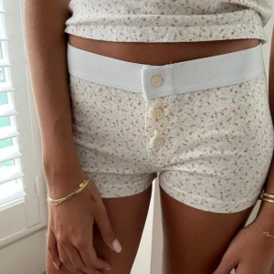 Brandy Melville shorts  - Säljer nu mina brandy shorts! Aldrig använda med lappen på. Dem är one size  fits all. 