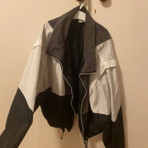 Reflex jacka (Windjacket) - Säljer den pågrund av att jag ej använder den längre. Nästan helt ny och är väldigt bekväm. Skriv för bud så kan vi prata om de! 🤍  Är de nånting ni undrar så är bara att skriva.😊