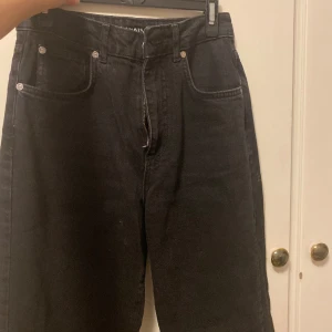 Svarta Jeans - Säljer den pågrund av att jag ej använder den längre. Dem är väldigt bekväm.  Designade själv byxorna. Skriv för bud så kan vi prata om de! 🤍  Skriv om ni undrar något.