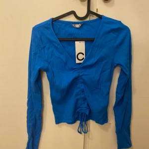 Blå tröja - Säljer den pågrund av att jag ej använder den längre. Nästan helt ny och är väldigt bekväm. Skriv för bud så kan vi prata om de! 🤍  Är de nånting ni undrar så är bara att skriva.😊