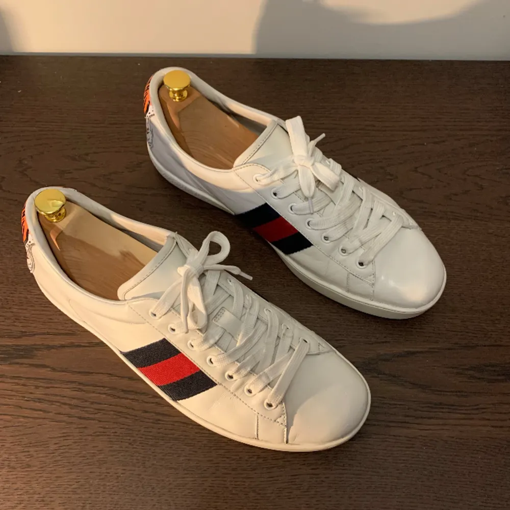 Limited edition Tiger patched Gucci Ace skor i riktigt bra skick! Skick 9/10. Nypris är runt 5000 kr och vårat pris är 2599! Inget og ingår. Storlek 44.5 passar möjligtvis 45. Dessa skor är sällsynta i detta skick. INGA BYTEN TAS EMOT. Är creasade. . Skor.