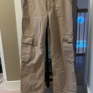 Cargo byxor - Väldigt fina låg midjade cargo byxor från ginatricot i storlek 36. Väldigt fint skick då dem är använda endast 2 gånger. Köpte de för 600kr och säljer de nu för 100kr. Skriv gärna innan ni trycker på köp. Kan gå med på budning. 