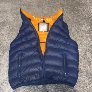 Väst - Säljer den här riktigt feta västen som passar perfekt till våren som snart är här. Bra skick förutom att jag har sytt ihop två hål i ryggen där ah priset. (Priset är ej hugget j sten)😃