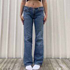 Intressekoll på mina älskade lågmidjade vintage Levis jeans köpta i USA. Är inte säker på om jag ska sälja men buda på:)