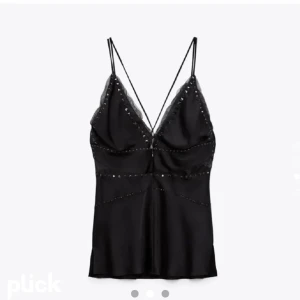 Zara topp - Säljer min coola zara topp i satin med nitar då den inte kommer till användning Säljer för 400 och nypris 700🖤