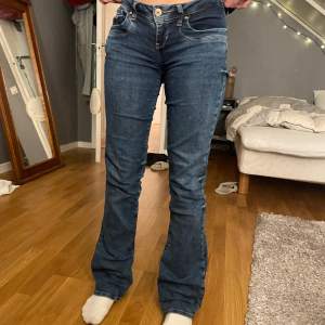 Säljer dem populära jeansen från ltb i modellen valerie💞💞skriv om ni har några frågor eller vill ha fler bilder!!
