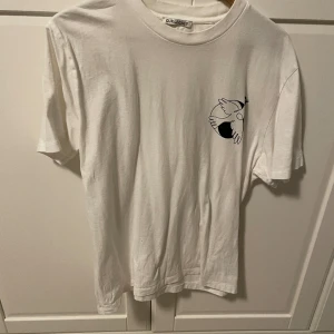 Our legacy work shop t-shirt - Tja! Säljer nu denna tröjan då garderoben rensas ut på det som inte används. Schysst tröja som är tunn och perfekt till våren och sommaren. I storlek 50 men sitter bra på mig som brukar använda L.