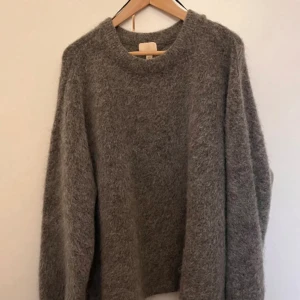 Stickad tröja  - En väldigt populär och slutsåld hm tröja i mohair liknande. Säljer pga för stor för mig. Inga defekter alls. Skriv jätte gärna för fler bilder 💗