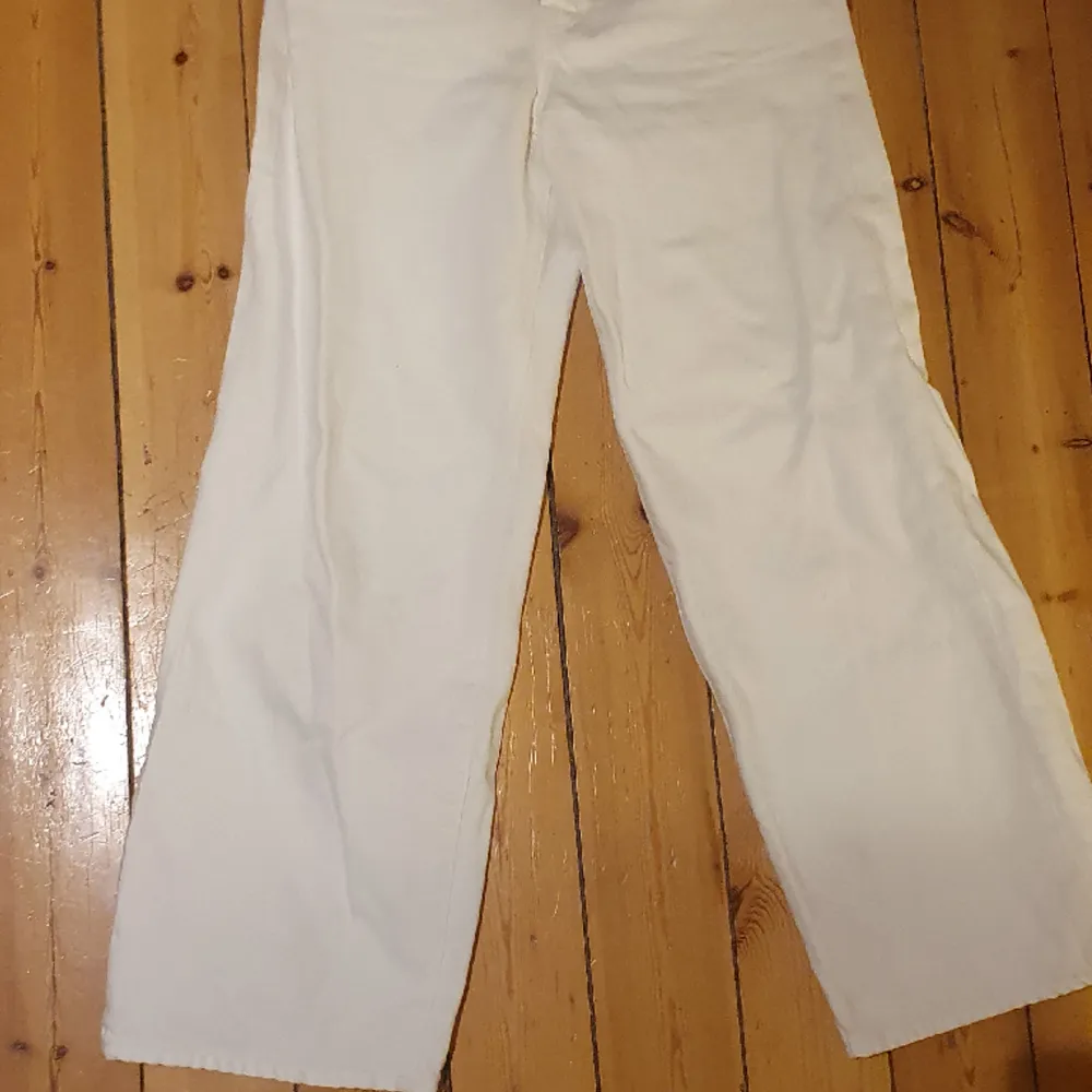 Fina vita Toteme jeans i stl 27/32. Se länk för mer information och nypris. https://se.toteme-studio.com/products/classic-cut-denim-off-white. Jeans & Byxor.