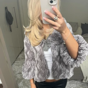 Päls bolero / kofta - Säljer denna gråa päls bolero / kofta. Skulle säga att den passar XS-M beroende passform. Har du någon fråga är det bara att höra av dig🫶🏻