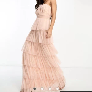 Balklänning  - Intressekoll på denna jättefina klänning från asos. Aldrig använd med lappar kvar🩷🩷🩷