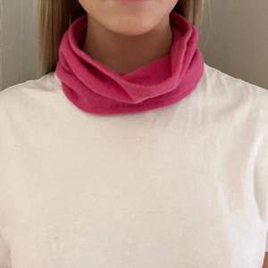 100% cashmere buff i hot pink🩷 349kr + 39kr frakt 