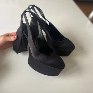 Klackar  - Höga platå klackar från zara helt oanvända .