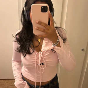 Top, baby rosa - Säljer min superfina rosa topp från gina då den inte längre kommer till användning. Nästan oanvänd!