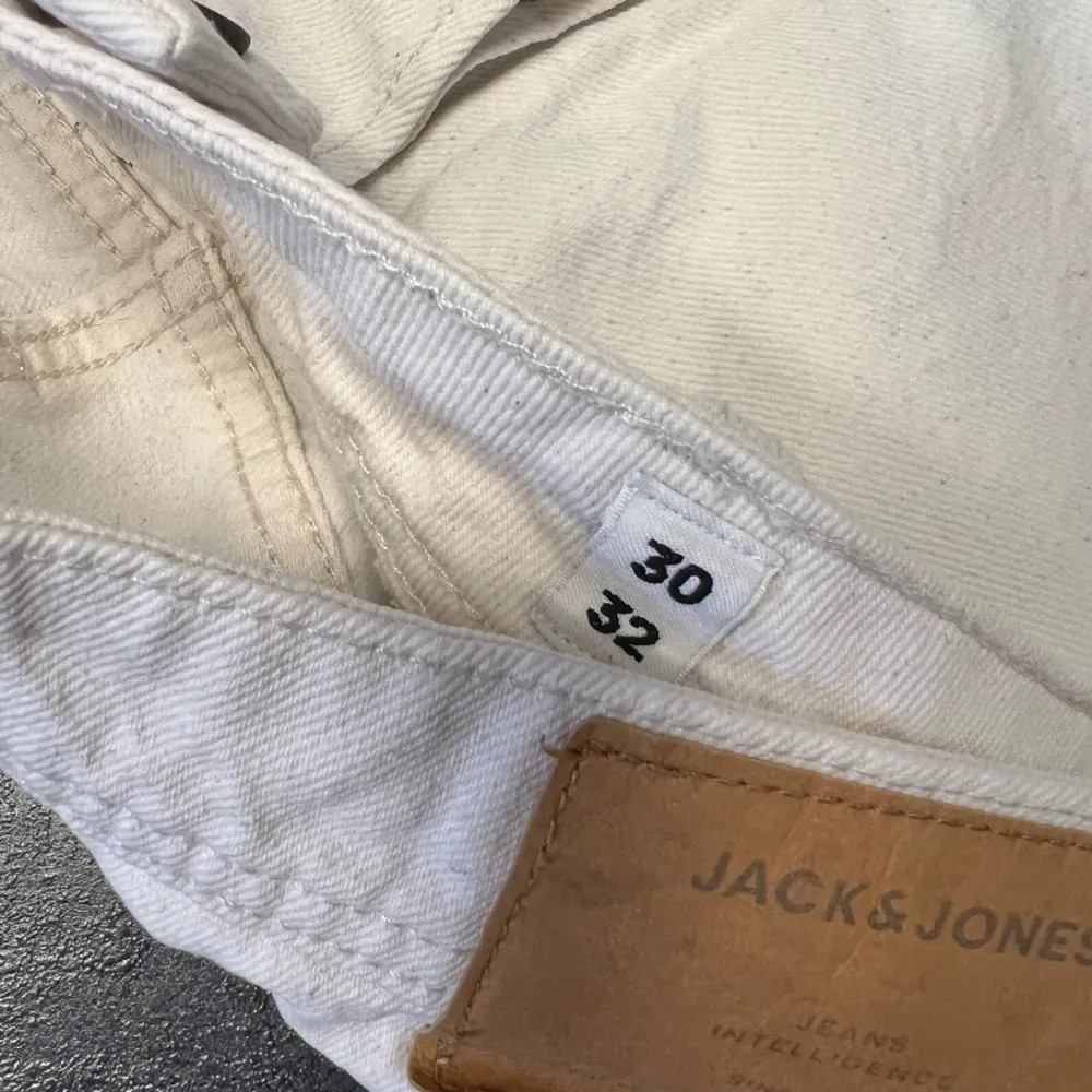 Säljer dessa Jack & Jones jeans då de ej kommer till användning, passar alla stilar. Bra kvalite.. Jeans & Byxor.