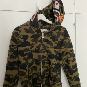 Bape hoodie - Grön Bape hoodie storlek S.