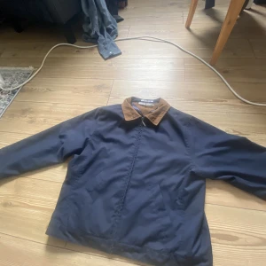 Mörkblå Sommarjacka - Vintage sommarjacka i bra skick!