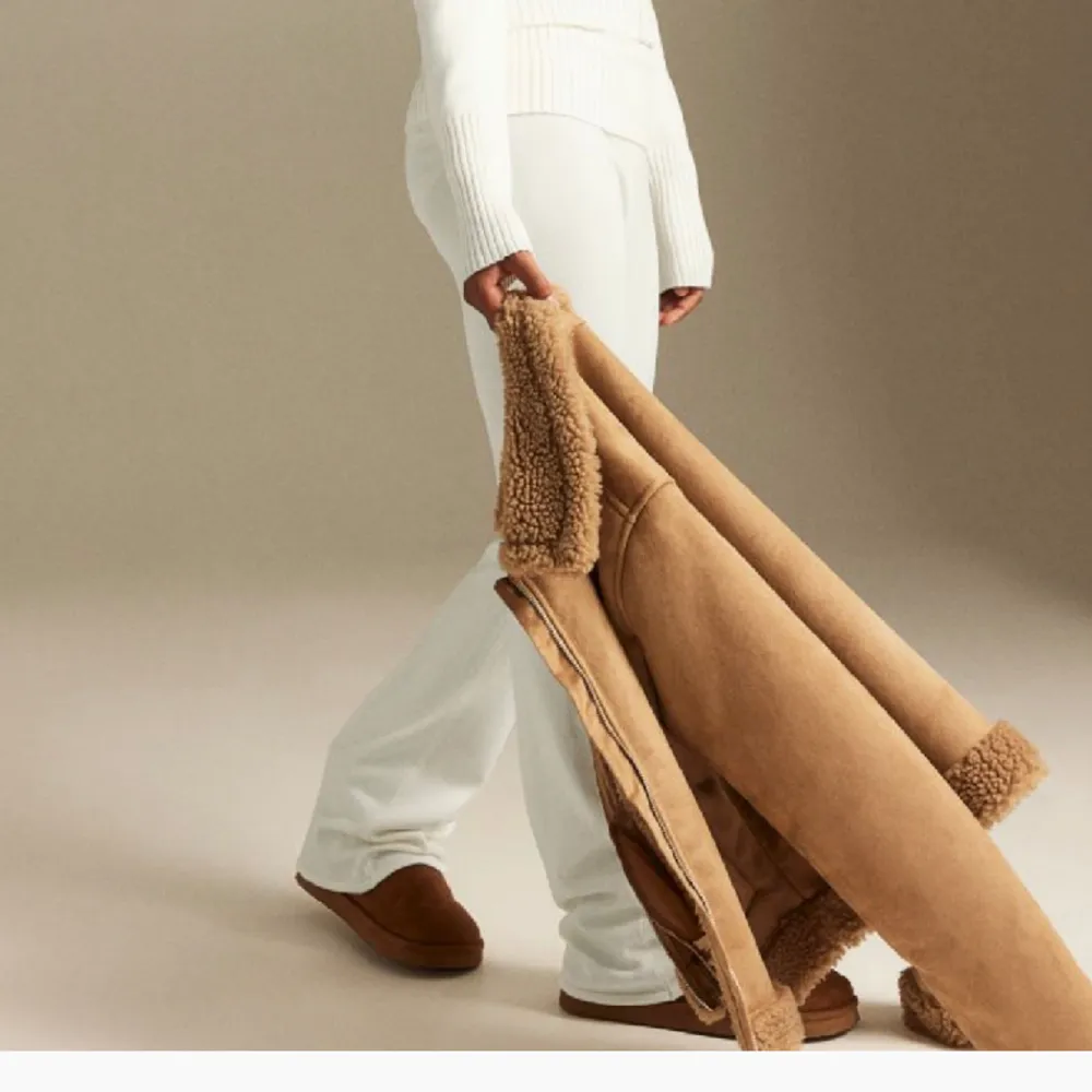 Säljer dessa trendiga vita yoga pants som aldrig är använda i storlek 158, dem är helt slutsålda och går inte att få tag på. . Jeans & Byxor.