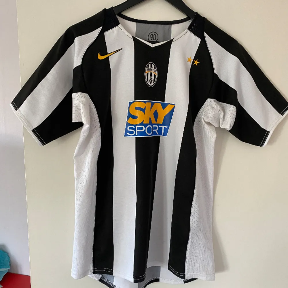 Juventus tröja från 2004/05, bra skick Storlek barn XL/ vuxen liten S. T-shirts.