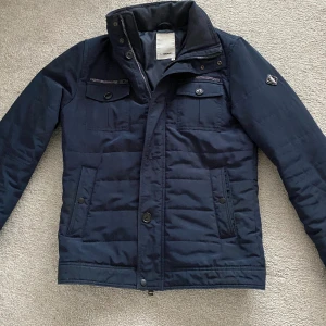 J.LINDEBERG JACKA  - Jacka från J.Lindeberg - storlek : S - jackan är i bra skick förutom att de saknas 2 knappar - pris : 699 sek - nypris : 3999 sek.