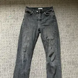 Mörkgrå jeans från Gina Tricot i storlek 34 med slits. 