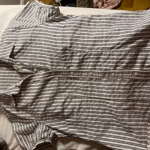 super gullig skjorta  - Super söt skjorta från Kappahl Passar m-s Aldrig använd