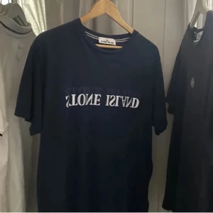 Stone Island T-Shirt - Väldigt lite använd. Size XL i ungdom (normal S/M)