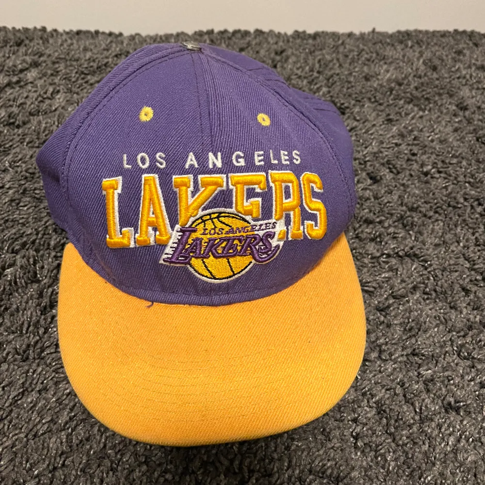 Lakers keps i gott skick. Går att byta storlek där bak. Accessoarer.