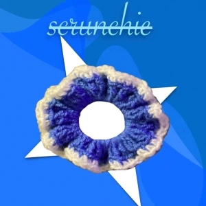 Blå handgjord virkad scrunshie  - Blå handgjord virkad scrunshie, denna produkt är till för alla hår typer💕