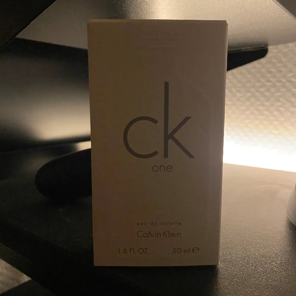 Aldrig använd 50 ml Calvin Klein One parfym. Ny i box. En utav de vanligaste unisex parfymerna som finns.. Övrigt.