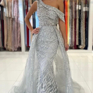 Balklänning dressroom Linne  - Balklänning i silver fårn dressroomlinne Användes 1 gång till balen och köptes för ca 7000kr. SÄLJER FÖR MYCKET MINDRE VID SNABB AFFÄR!!!   