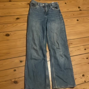 Blå high waist jeans - Längd 84 cm midja 71 cm bra skick, hög midjade och blå.💕