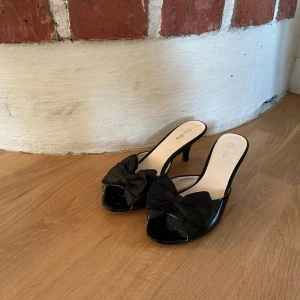 Klackskor med rosett  - Säljer dessa klackskor som jag köpte på vinted i storlek 38💞 tyvärr lite för stora på mig