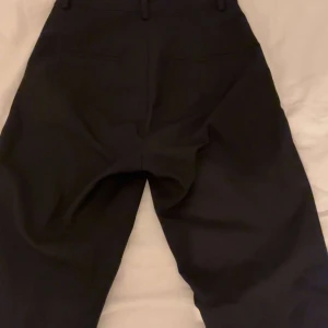 Kostymbyxor  - Säljer dessa snygga kostymbyxor från bikbok i storlek 34. Fint skick. 🫶🏼