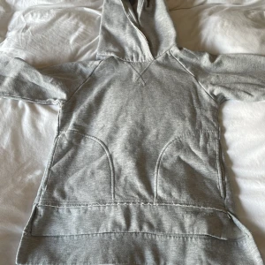 Hoodie  - Fin Hoodie som är lite längre där bak det är en söm så man ser vart fickan är som en liten fin ditalg🤍