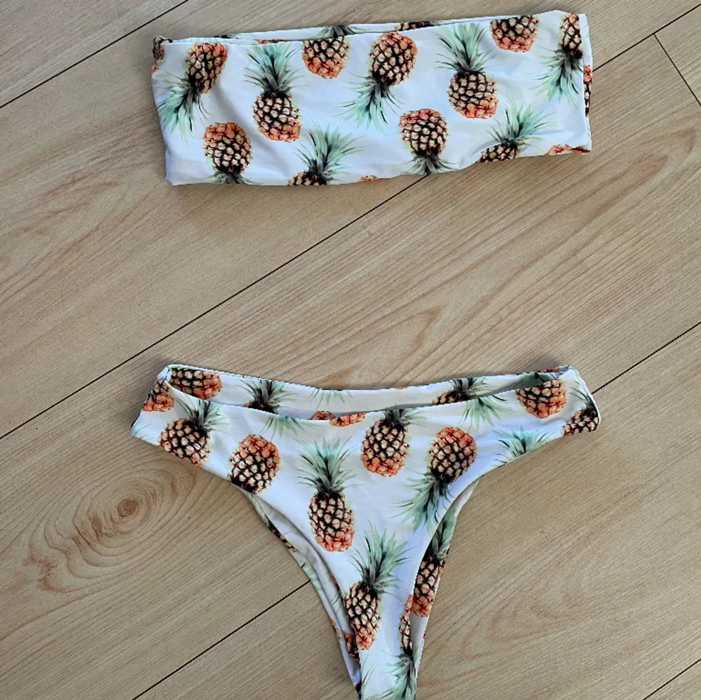 Bandeau-bikini med ananasmönster i storlek M. Halvstring-modell och hög midja. Från Boohoo. Mycket fint skick!. Övrigt.