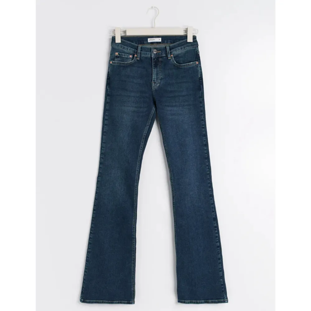 Säljer dessa tall bootcut jeans från Gina tricot! Helt oanvända med prislapp kvar. Nypris 500 😊. Jeans & Byxor.