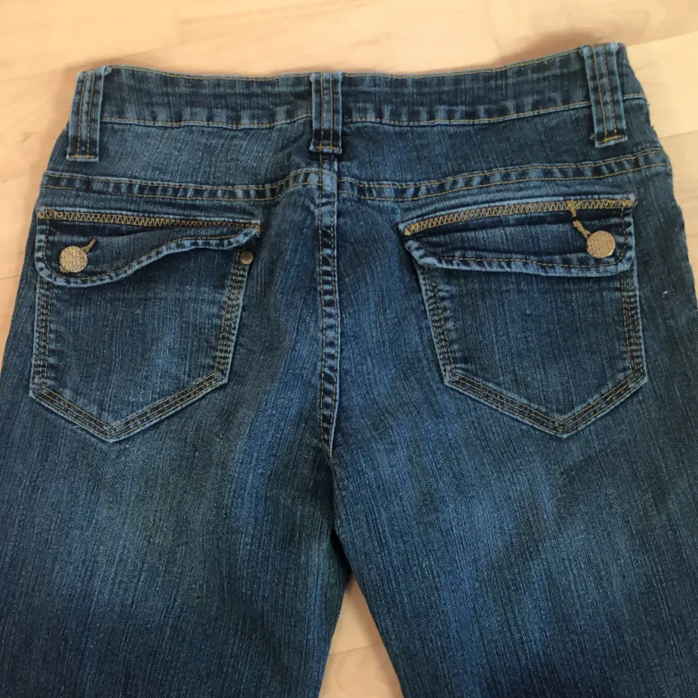 Så snygga lågmidjade bootcut jeans! Köpta second hand men är i fint skick! Coola fickor🙏🏼 Midja: 74cm + strech, 73cm. Jeans & Byxor.