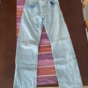 Maison Margiela  - Maison Margiela bleach wash denim. Skick 7-10, byxorna har tyvärr krympt lite men annars är dom i bra skick.  Str - 32x34 men passar 30/29x32.