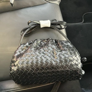 Small Braided Clutch, Black - Helt ny superfin väska!  Kostar 2400 kr, säljer för 1900! Aldrig använt, helt ny! Inga defekter!  Storlek: small 24x15 cm
