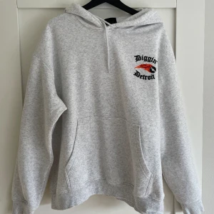 H&M hoddie med tryck  - Storlek XL Vädligt bra skick (använt få gånger) 