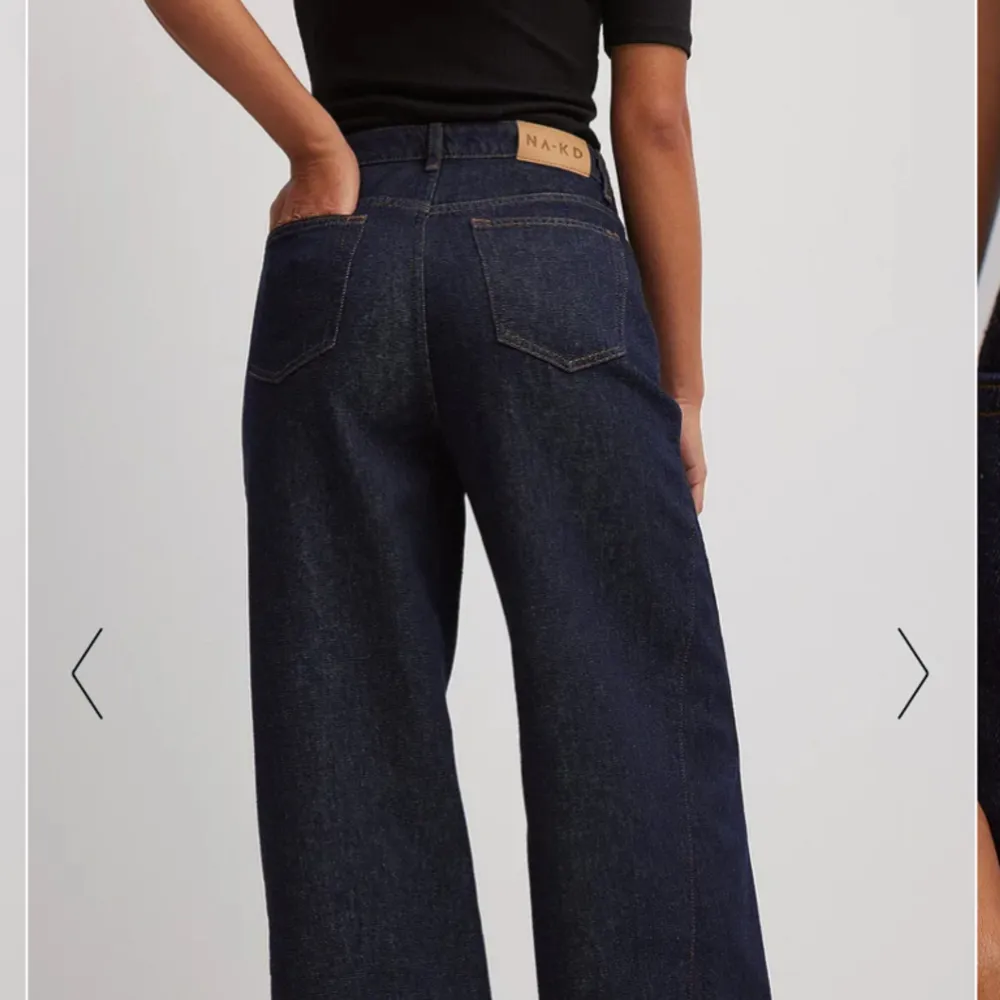jättesnygga vida mörkblåa NA-KD jeans som jag tyvärr inte får använt OBS bilderna är från deras hemsida, fråga om du vill ha mått/fler bilder aldrig använda. Jeans & Byxor.