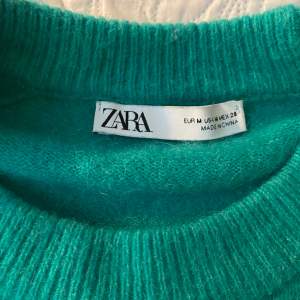 Säljer den här jätte coola stickade tröjan från zara, den är sparsamt använd och är i bra skick, den har inga defekter❣️Den är typ turkos eller grön