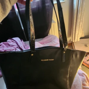 Victorias secret skinn väska - Matt svart läder/skinn? Knappt använd så inga skador. Felfri väska 