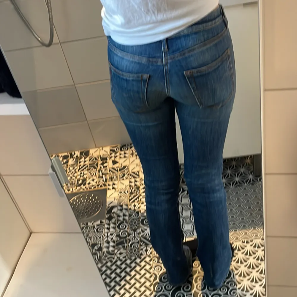 Replay jeans lågmidjade i bra skick, köpt begagnat men har själv knappt använt😊 som referens är jag 162cm och är perfekt längd för mig 👑. Jeans & Byxor.