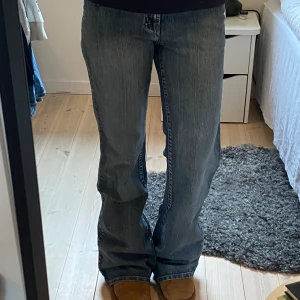 bootcut jeans - Jätte fina bootcut jeans med låg midja och fina detaljer på fickorna🤩 De är helt nya och aldrig använda, lappen är kvar! Det är bara att skriva för fler bilder eller om ni har frågor🫶🏼 Innerbenslängd: 83 cm Midjemått: 35 cm