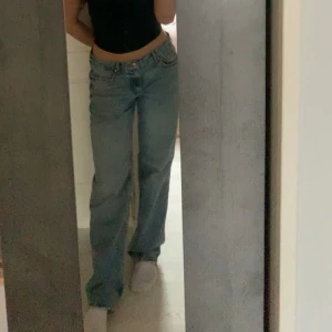 ginatricot Low Straight Jeans - Jeans köpta på ginatricot i storlek 38. Superfina och i mycket bra skick då de inte kommer till användning något mer! Pris kan diskuteras🥰
