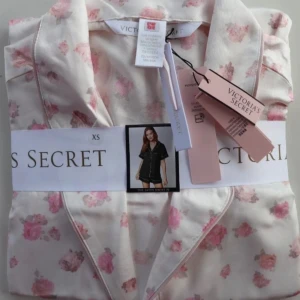 Victorias secret silkes pyamas - Jätte fin floral silkes pyamas set från Victorias secret. Jätte skönt att ha på sig storlek xs-s. Köpt i USA❤️🌸🌺