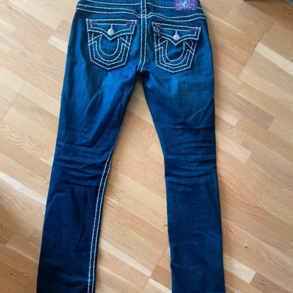 Säljer dessa jättesnygga lågmidjade true religion jeansen! De var tyvärr för stora på mig så måste sälja vidare, vid frågar skriv gärna ☺️. Jeans & Byxor.